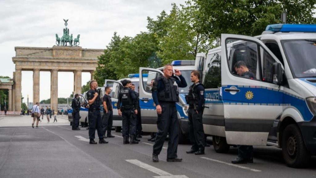 Общество: Суд разрешил проводить в Берлине массовые демонстрации. Тысячи людей уже собрались в центре столицы