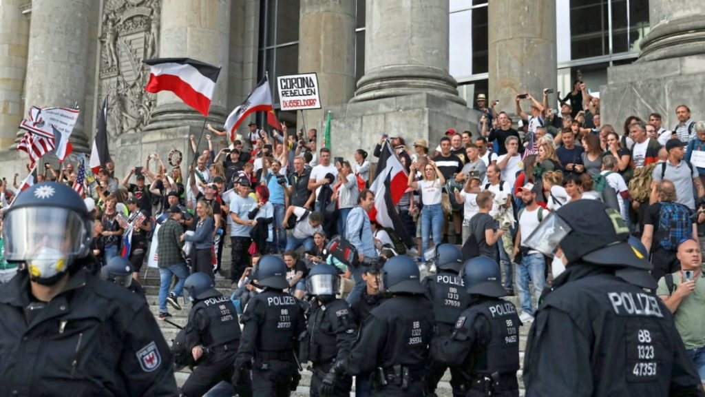 Общество: Как прошли субботние протесты в Берлине: штурм Рейхстага и массовые задержания