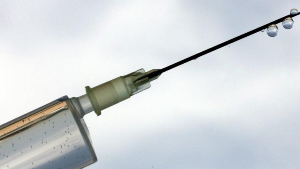 Общество: Германия договорилась о поставке нескольких миллионов доз британской вакцины от коронавируса