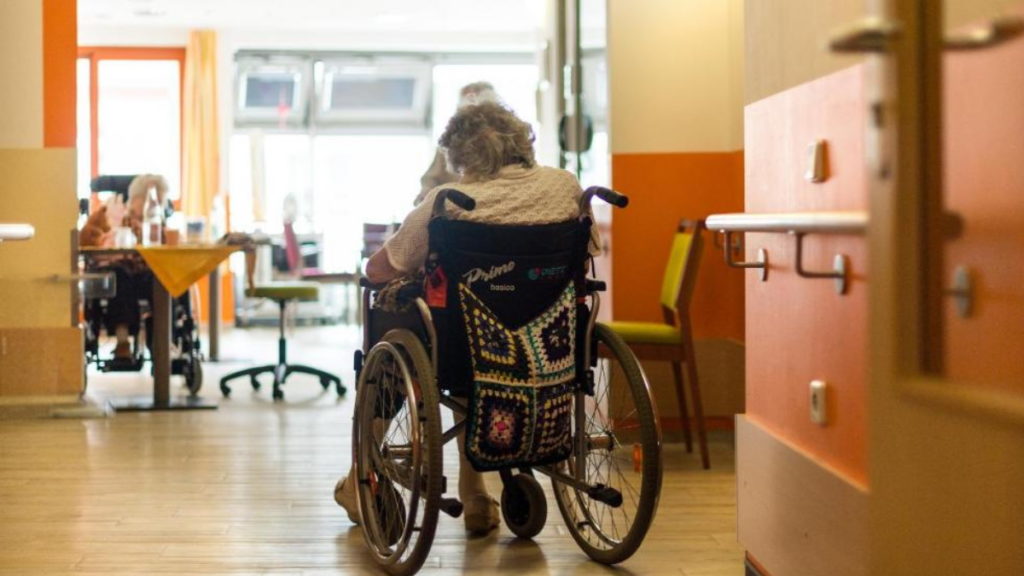 Общество: В Германии снова существенно выросла стоимость ухода за пожилыми людьми в домах престарелых