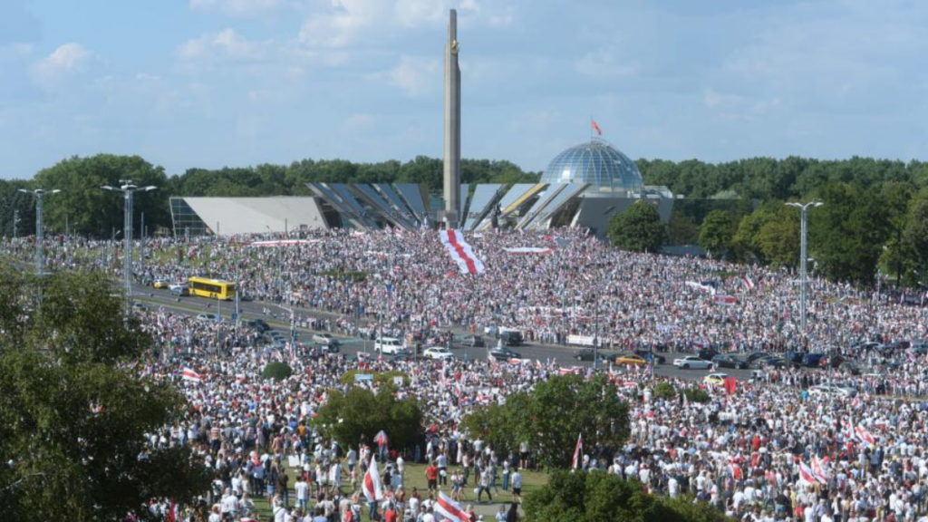 Отовсюду обо всем: Протесты в Беларуси продолжаются: на митинг против Лукашенко пришли сотни тысяч человек