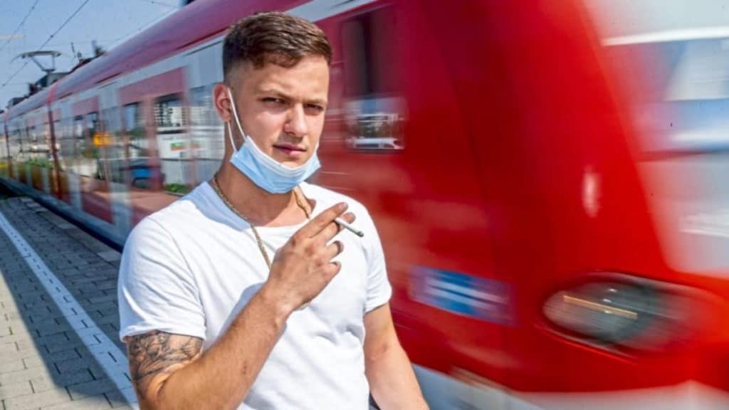 Общество: Мюнхен: парню выписали штраф за то, что он курил без защитной маски