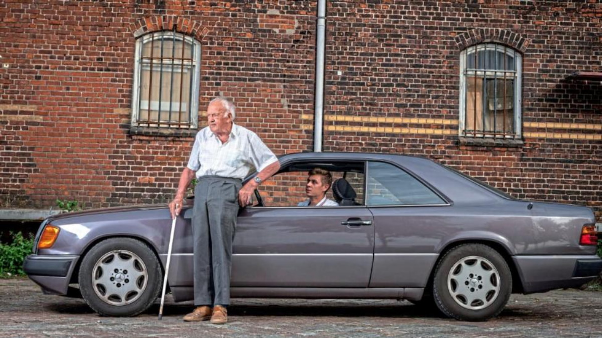 Трость, старый автомобиль и верный помощник: 93-летний пенсионер отправился в путешествие, чтобы еще раз увидеть море