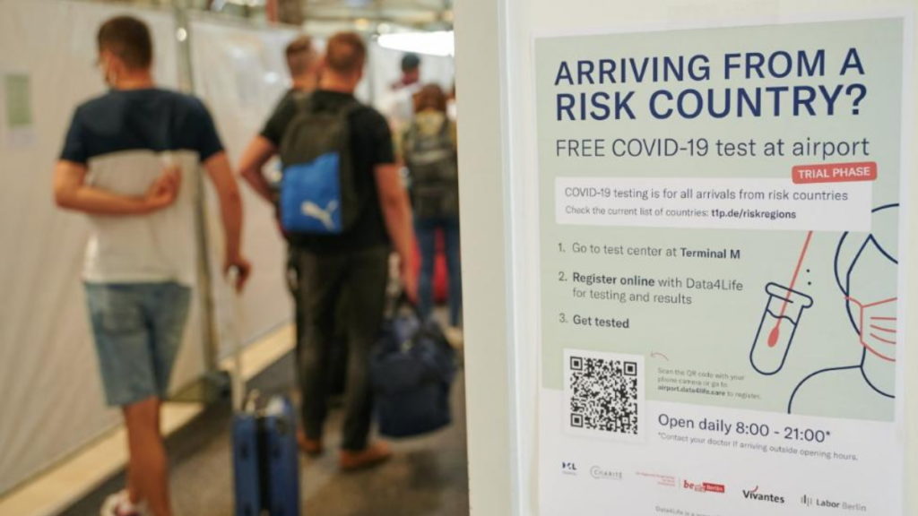 Общество: Теперь все, кто прибывает в Германию из зон риска, обязаны сдавать тест на коронавирус. В случае отказа грозит штраф до €25 000