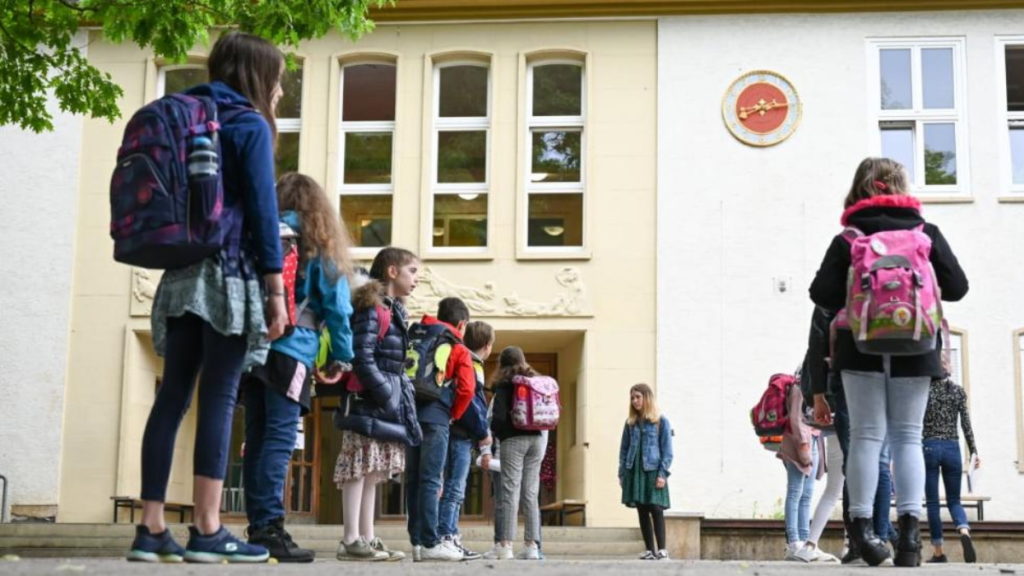 Общество: В Германии только возобновили обучение в школах, но уже снова отправили по домам сотни учеников