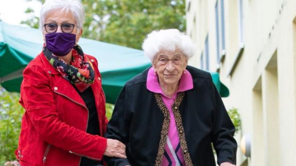101-летняя женщина во время строгого карантина трижды сбегала из дома престарелых, чтобы навестить свою дочь