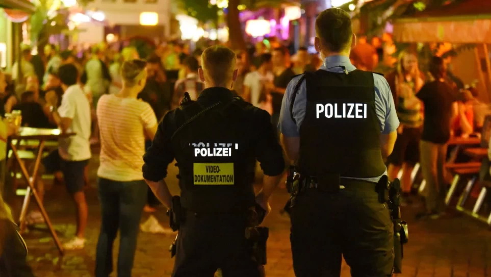 Происшествия: Во Франкфурте молодые люди атаковали полицейских камнями и бутылками