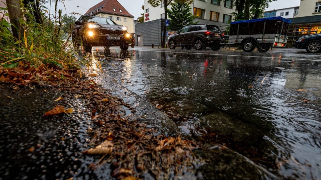 Погода: Проливные дожди и даже первый снег: холодный фронт принесет в Германию осень