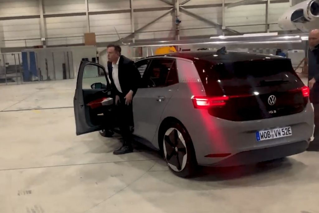 Мировая пресса: Во время визита в Германию Илон Маск пообещал революцию в автомобилестроении и проехал за рулем электромобилей VW ID.3 и ID.4 вместе с главой Volkswagen [видео]