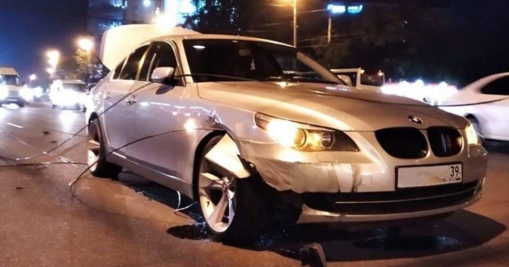Мировая пресса: В центре Калининграда оборвавшиеся троллейбусные провода намотались на колёса и повредили BMW (фото)
