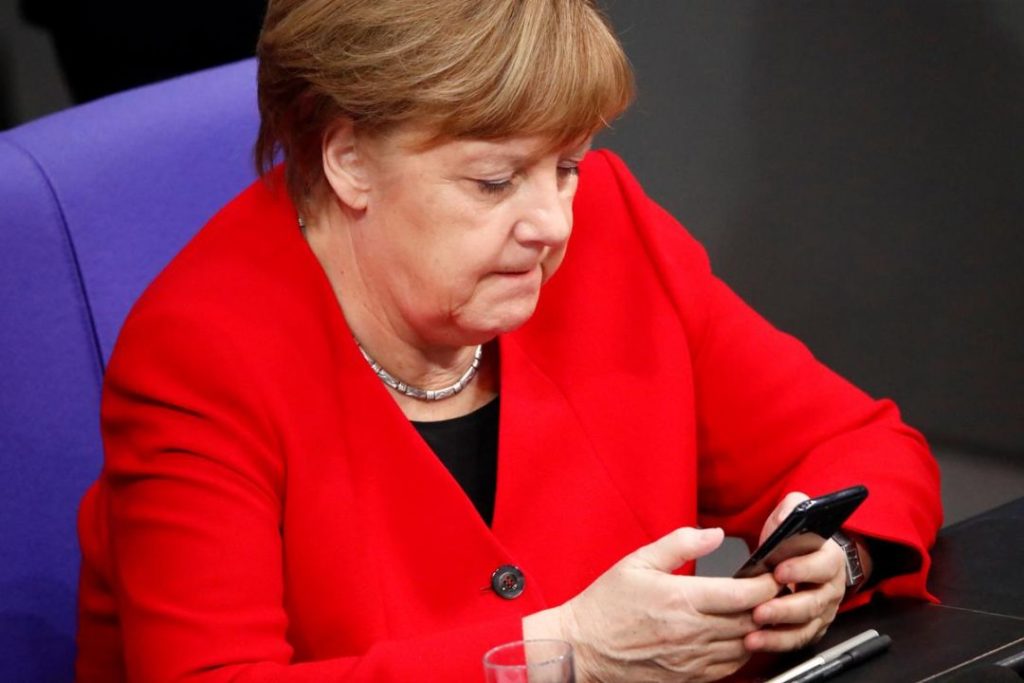Мировая пресса: Зеленский позвонил Меркель на фоне угрозы срыва «нормандской» встречи