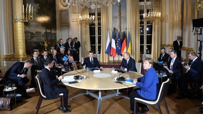 Погребинский: Меркель может ставить ультиматумы Украине, но не России