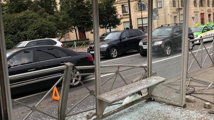 Мировая пресса: BMW снес трамвайную остановку на площади Стругацких