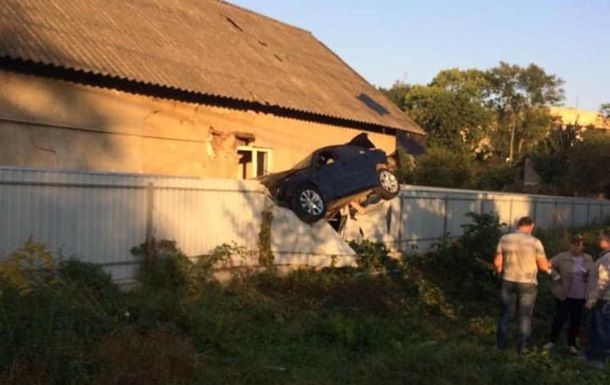 Мировая пресса: В Черновцах полицейский на BMW повис на заборе частного дома
