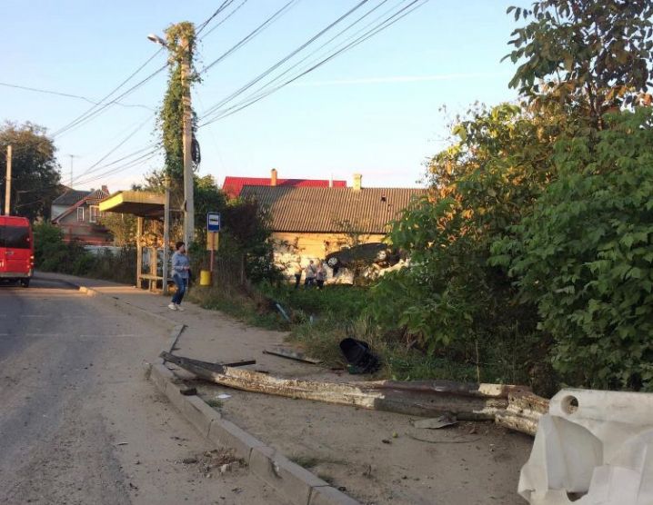 Эпическое ДТП в Черновцах запечатлели на фото: полицейский на BMW вылетел на забор