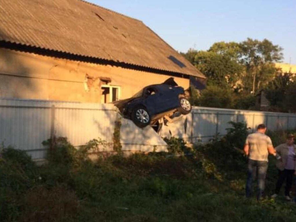 В Черновцах полицейский на BMW «завис» на заборе частного дома
