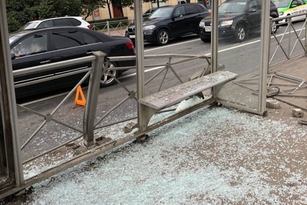 Мировая пресса: BMW снес трамвайную остановку в Московском районе