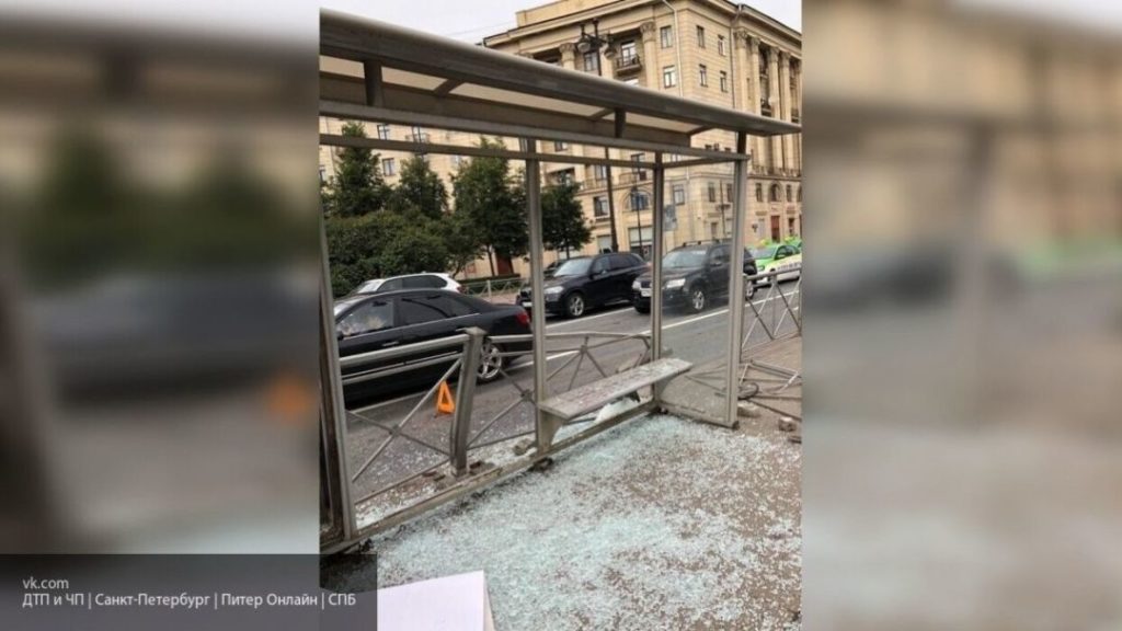 Мировая пресса: Врезавшийся в остановку BMW не помешал петербуржцу ждать автобус