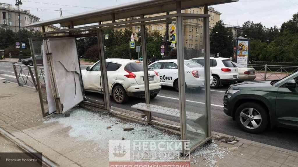 Мировая пресса: Прохожий избежал столкновения с влетевшим в остановку BMW в Петербурге