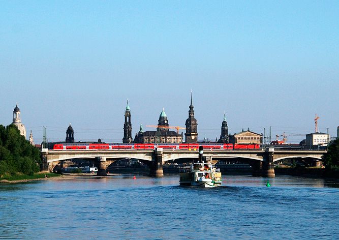 Мировая пресса: Чешское судно застряло под мостом в центре Дрездена