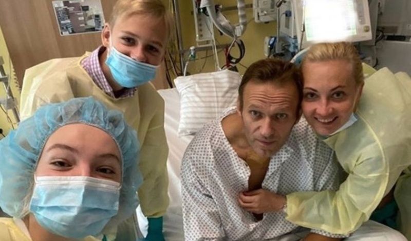 Мировая пресса: Алексей Навальный опубликовал первое фото из немецкого госпиталя