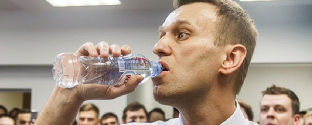 Мировая пресса: В Германию доставили бутылки, из которых пил Навальный
