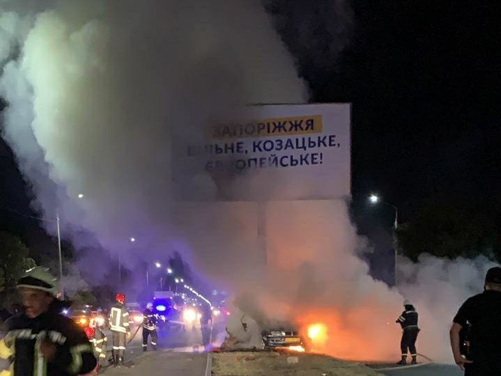Мировая пресса: В Запорожье BMW врезался в билборд и загорелся. Три человека погибли, есть пострадавшие