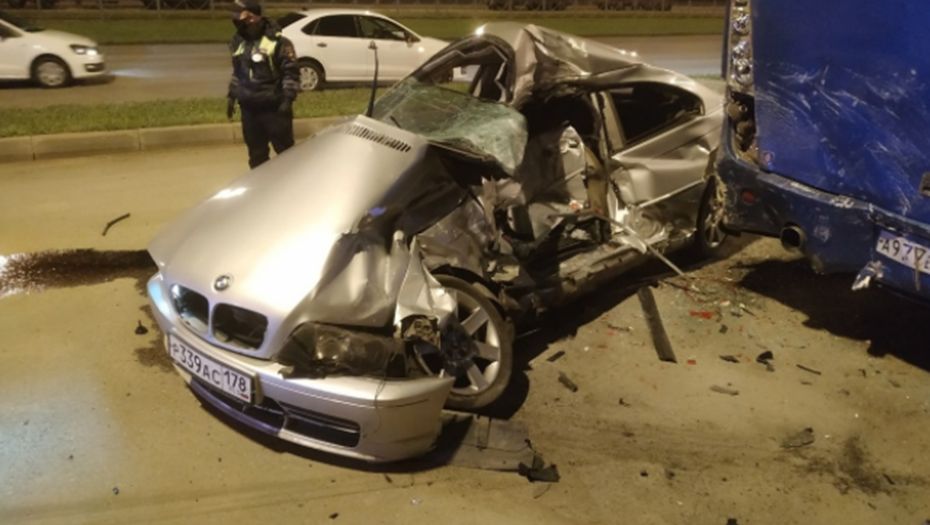 Мировая пресса: Один человек погиб в ночном ДТП с BMW и автобусом на юге Петербурга