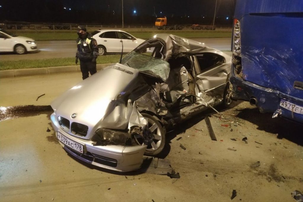 Мировая пресса: Водитель BMW погиб в аварии с автобусом на Маршала Казакова