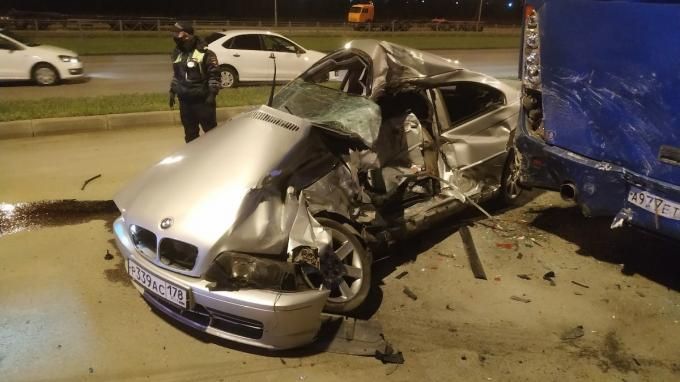 При столкновении с автобусом на Маршала Казакова погиб водитель BMW