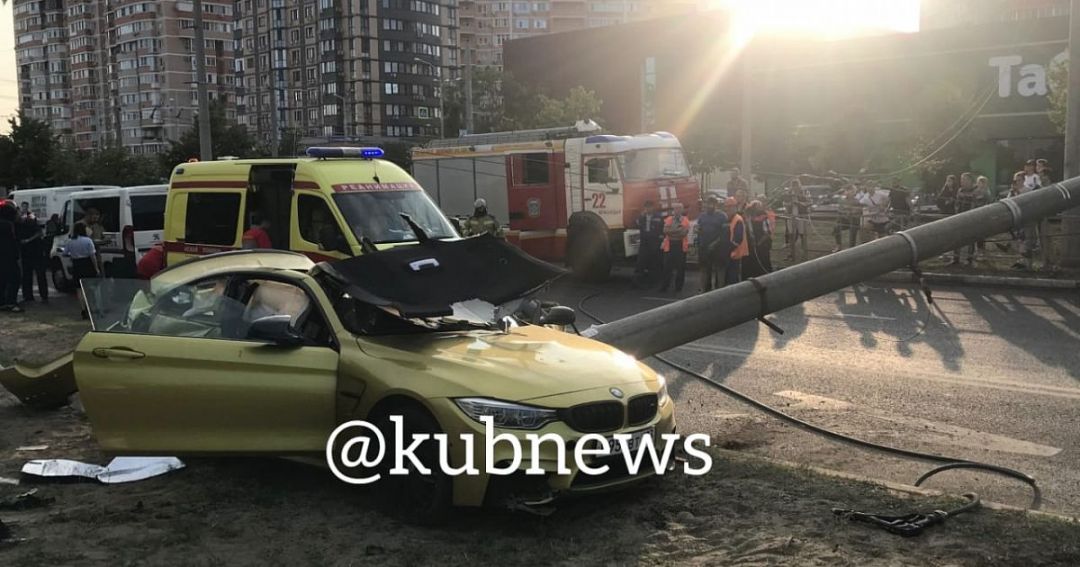 В Краснодаре BMW врезался в опору ЛЭП. Погибли три человека, один пострадал