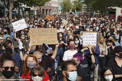 Мировая пресса: Тысячи протестующих вышли на улицы Берлина в знак поддержки беженцев из сгоревшего лагеря в Греции