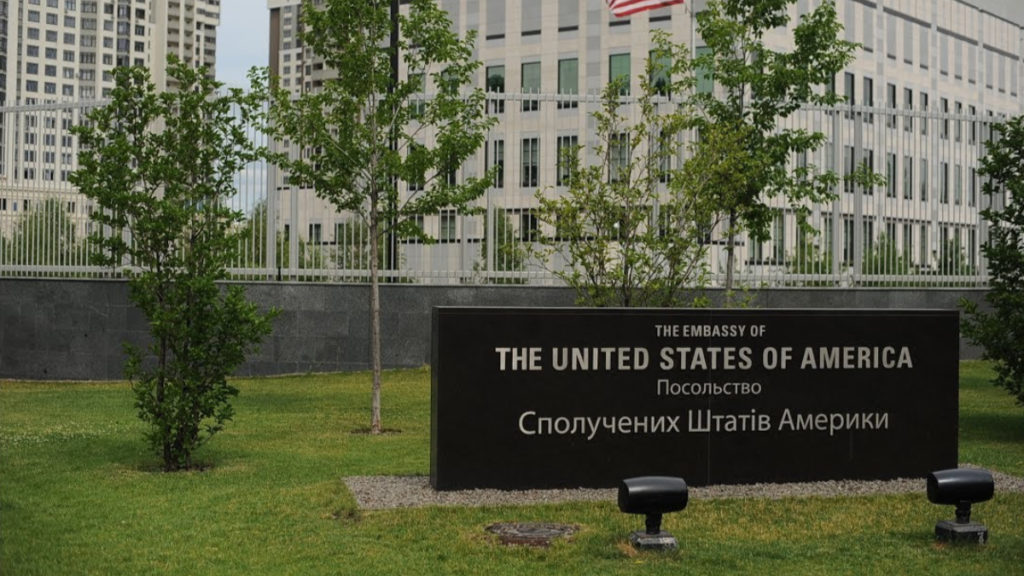 Отовсюду обо всем: Сотруднице американского посольства в Киеве проломили голову