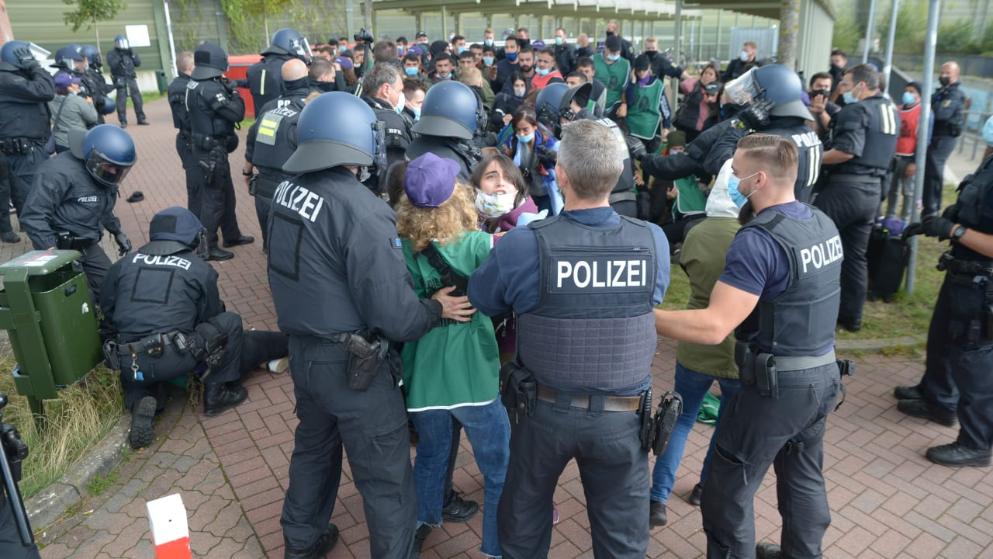 Происшествия: В Нижней Саксонии 80 молодых иностранцев напали на полицейских