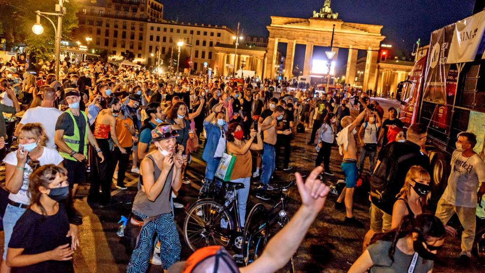 Общество: На пороге нового кризиса: Германия вводит требование к ношению масок даже на открытом воздухе