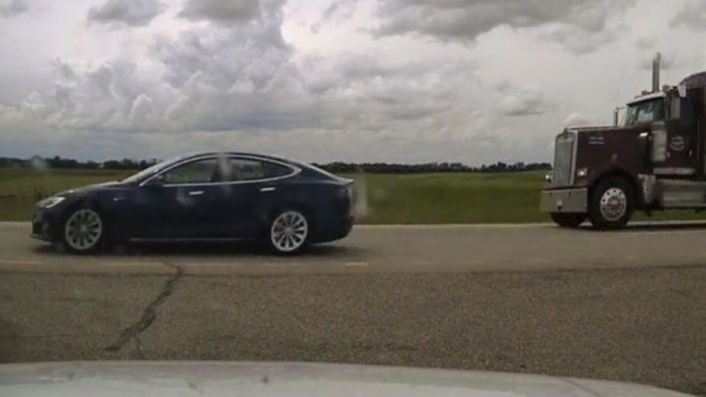 Отовсюду обо всем: Пока водитель спал, разложив сиденье, его Tesla разогналась до 150 км/ч