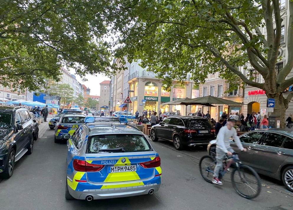 Происшествия: В Мюнхене мужчина схватил неизвестного ему ребенка и бросился с ним под машину