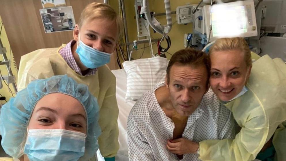 Политика: Навальный опубликовал первое фото из клиники: он хочет вернуться в Россию