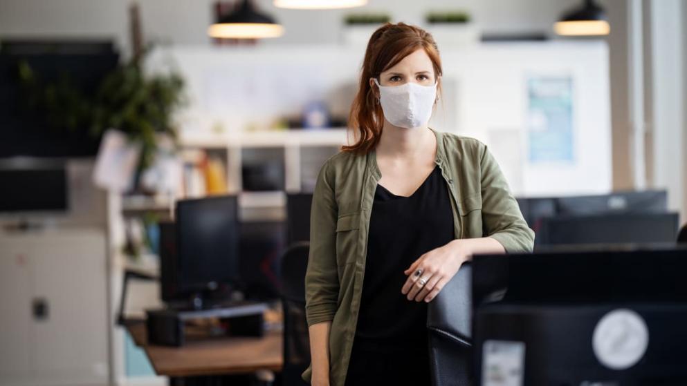 Закон и право: Требование к ношению защитных масок на работе: нарушителям грозит увольнение