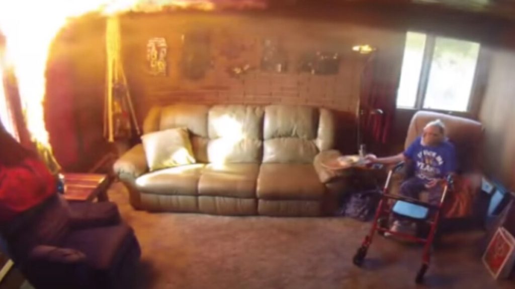 Отовсюду обо всем: Секунды предотвратили трагедию: камера видеонаблюдения запечатлела, как старик с деменцией реагирует на пожар в его комнате