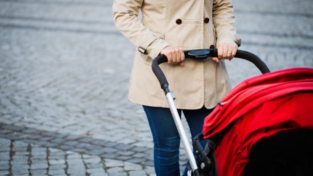 Происшествия: Автофургон переехал мать с ребенком в коляске