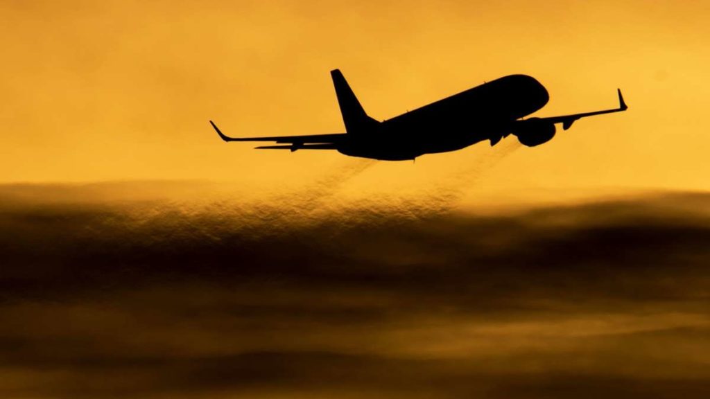 Здоровье: «Самолет, полный ковидиотов»: 200 пассажиров после полета отправили на карантин