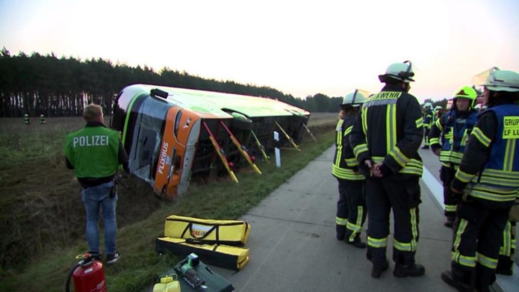Происшествия: Авария на автобане А24: автобус Flixbus упал в канаву, пострадал 31 человек