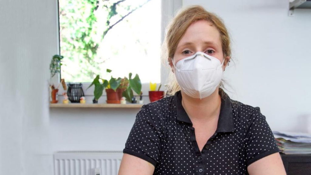 Общество: 30-летнюю медсестру хотят отправить на пенсию, так как она не может работать с пациентами с коронавирусом