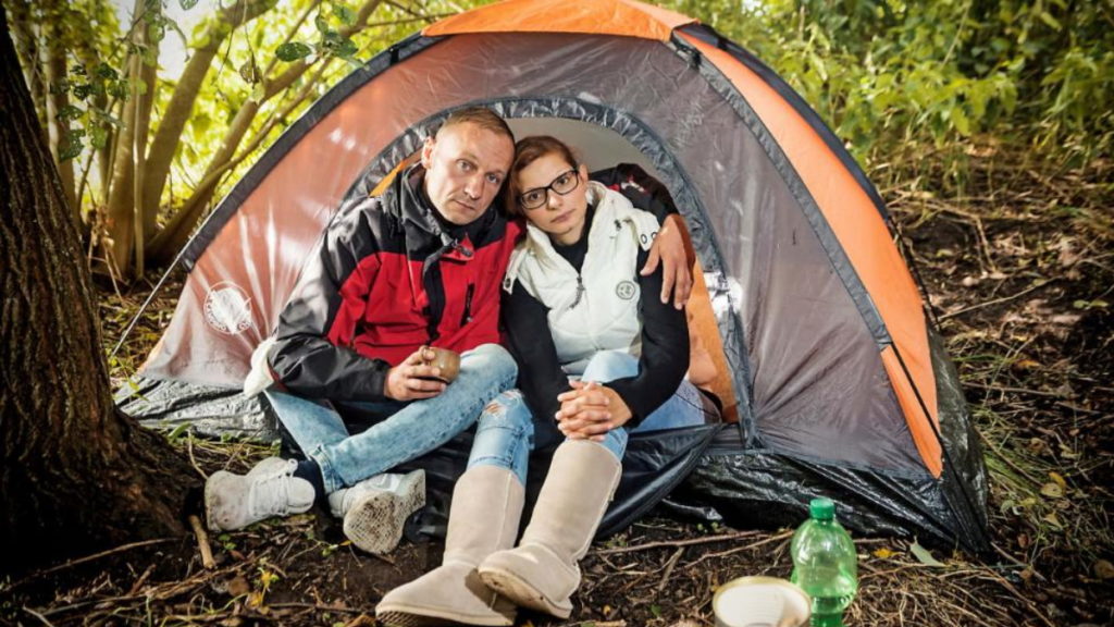 Общество: Пара потеряла работу из-за пандемии, осталась без жилья и переехала в палатку