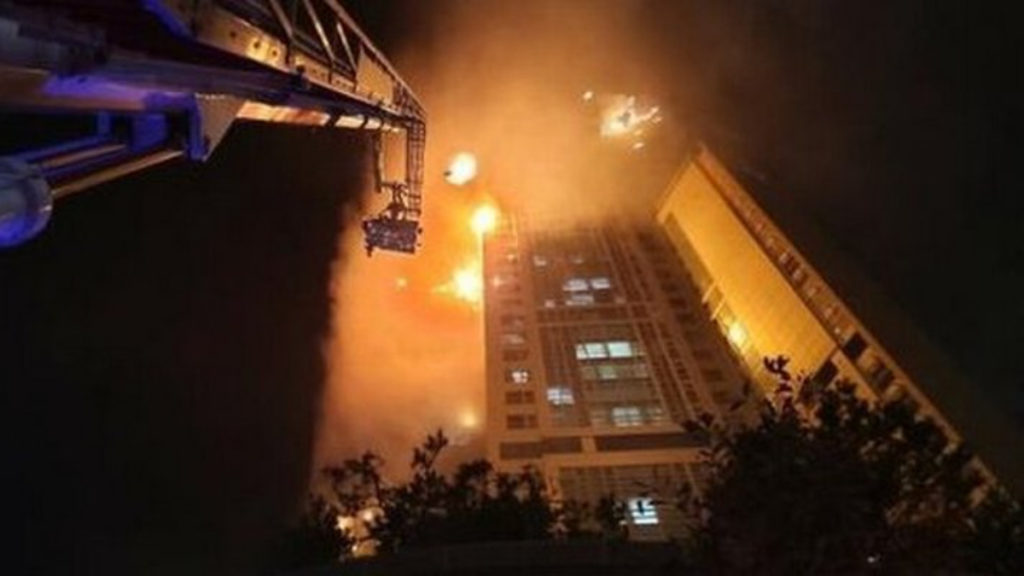 Отовсюду обо всем: 33-этажный жилой небоскреб сгорел как спичка (+видео)