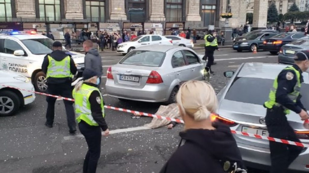 Происшествия: Масштабная авария в Киеве на Майдане: водитель въехал в толпу людей, есть погибшие (+видео)