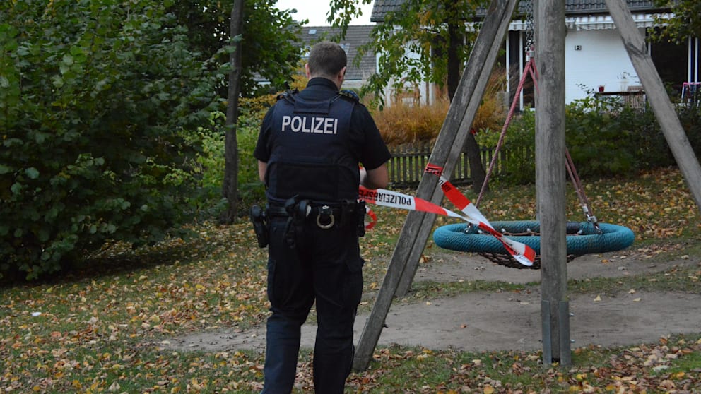 Происшествия: Окровавленный мужчина на детской площадке: в Шлезвиг-Гольштейн посреди дня убили человека