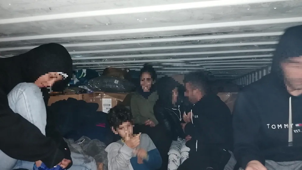 Происшествия: Четыре дня сидели в запертом контейнере: в Баварии полиция спасла 8 беженцев