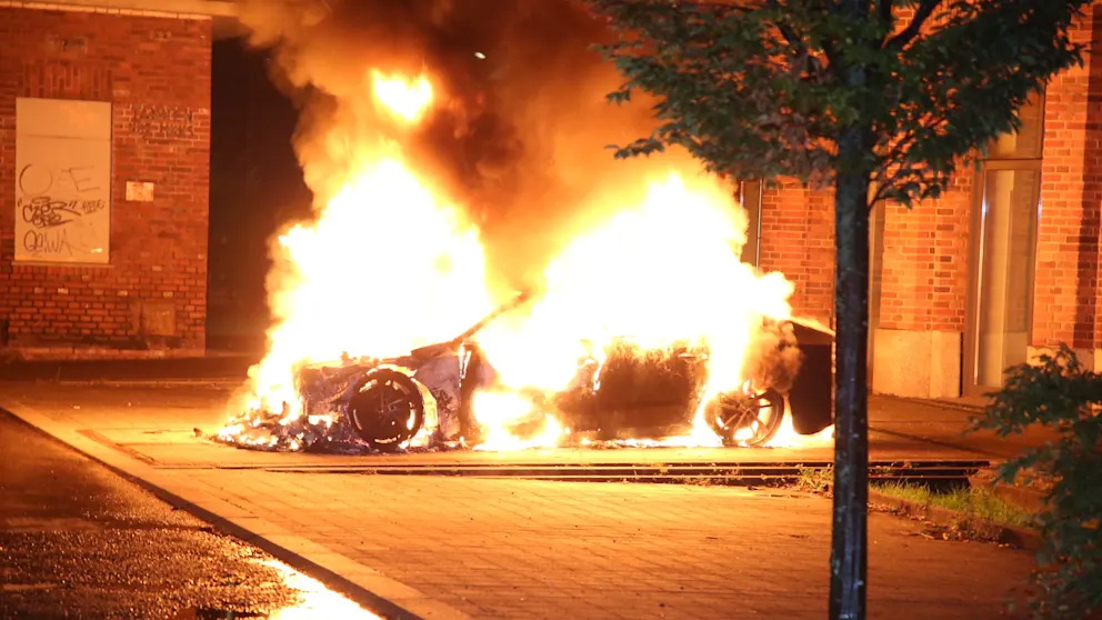 Происшествия: Машины и мусорные баки в огне, движение приостановлено: Берлин погрузился в хаос